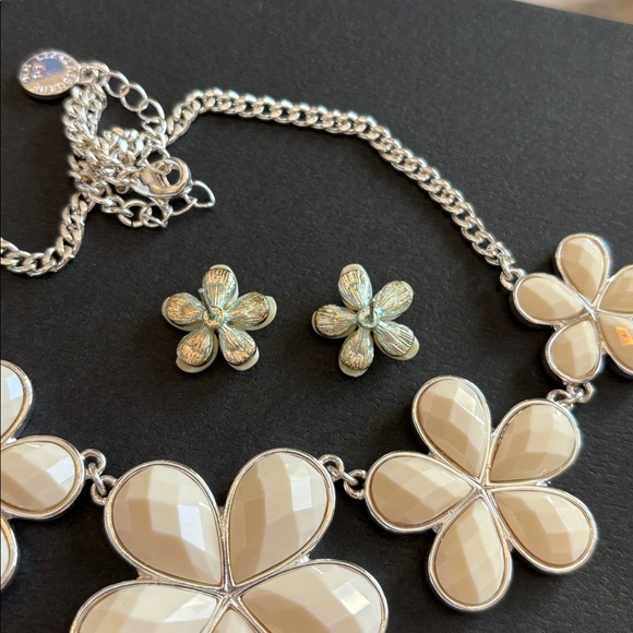 Liz Claibourne Silver toned White Facetted Flower Necklace and earrings set - Picture 12 of 12